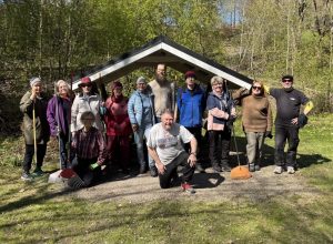 Norrlinin puiston talkoolaisia keväällä 2025